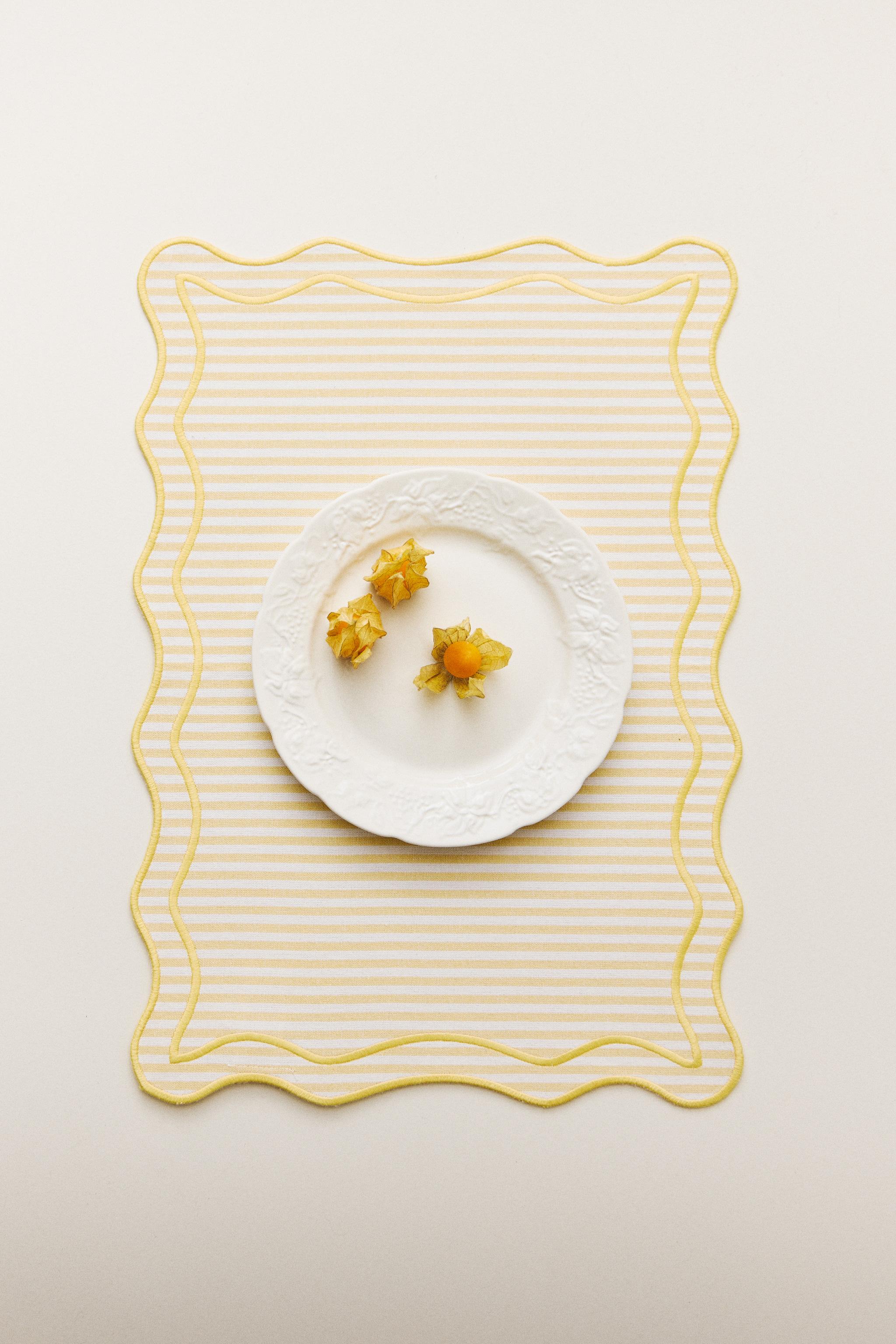 STRIPED SCALLOPED PLACEMAT